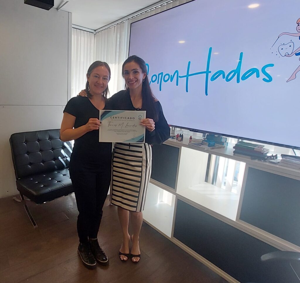 ODONTOLOGA RECIBIENDO UN CERTIFICADO 
