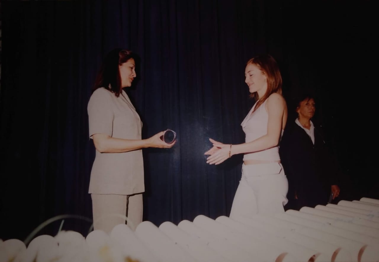 Od. Maria Lourdes recibiendo el diploma 